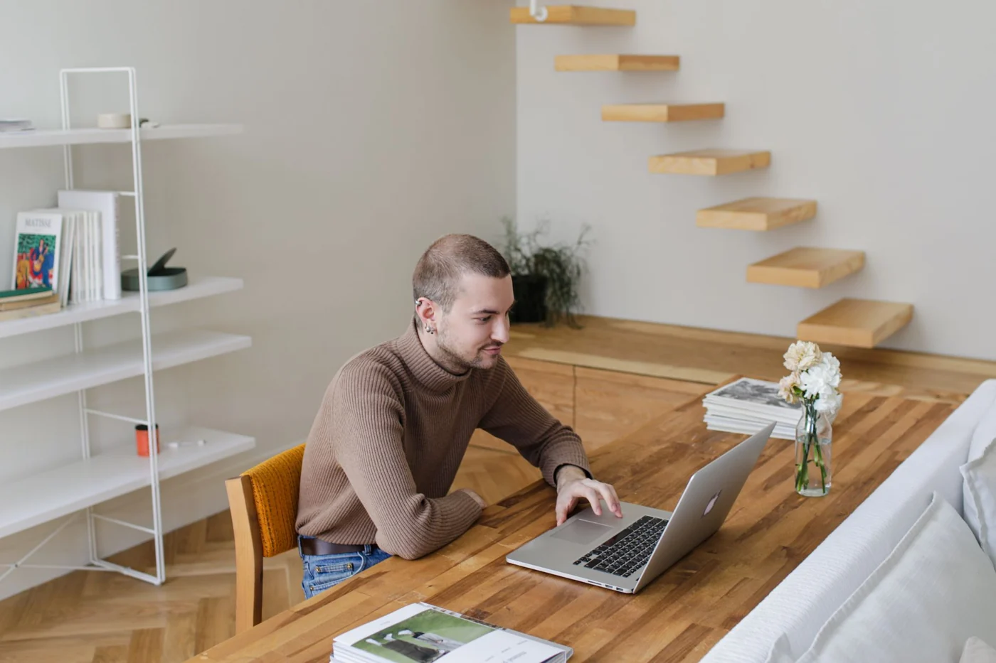 Freelance travaillant à son compte